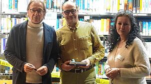 Mit Wolfgang Schorlau (links) und Raphael Zehnder begrüßt Mediatheksleiterin Marion Lüber-Schmidt zwei hochkarätige Autoren zur ...