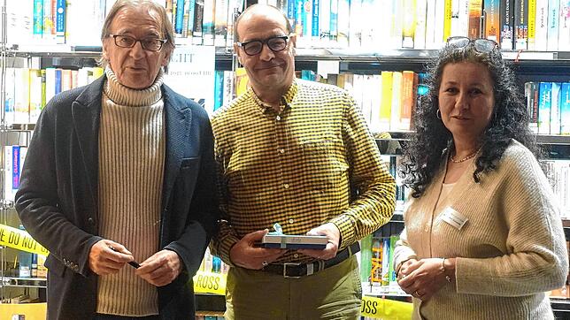 Mit Wolfgang Schorlau (links) und Raphael Zehnder begrüßt Mediatheksleiterin Marion Lüber-Schmidt zwei hochkarätige Autoren zur ...