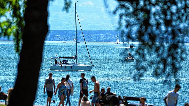 Ausflügler in Meersburg: Treffen mit bis zu 20 Personen sind wieder erlaubt.