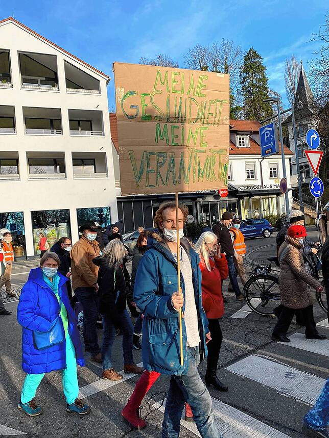 „Meine Gesundheit, meine Verantwortung“ steht auf diesem Schild eines Demo-Teilnehmers.