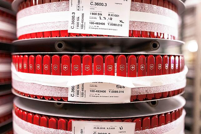 Griffplatten für Taschenmesser, aufgenommen im Victorinox-Werk in Ibach.