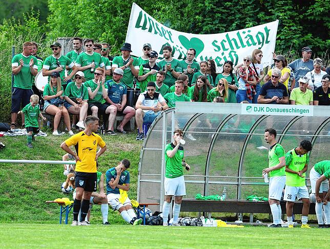 Der Fanblock der DJK Donaueschingen ist in Grün-Weiß getaucht.