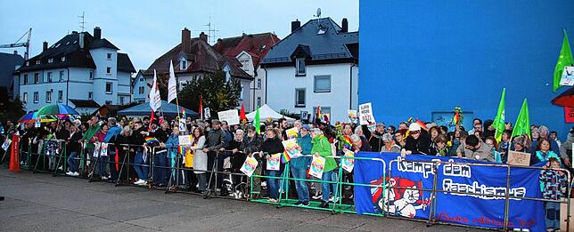 Großer Protest: 250 bis 300 Demonstranten zeigen vor der Neuen Tonhalle, wie bunt VS ist.