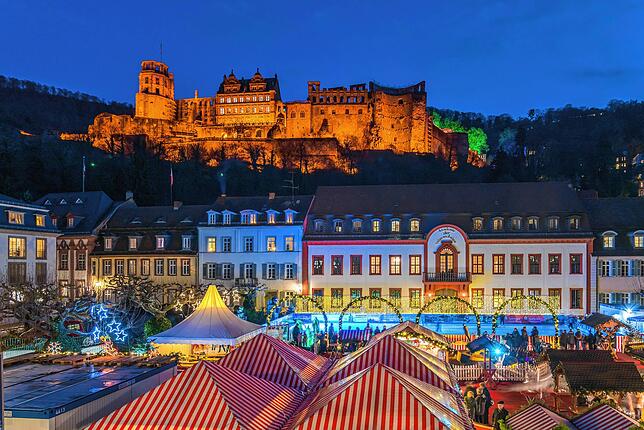 Die Schlossruine von Heidelberg über dem Weihnachtsmarkt.