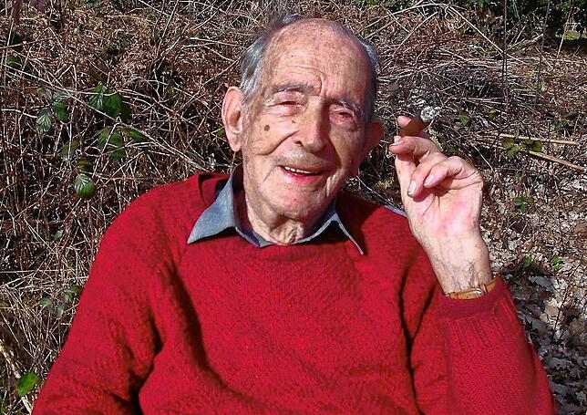 Der Heimatforscher Helmut Faller gut gelaunt 2014 im Alter von 98 Jahren. Seine Hochsal-Chronik hatten die Amerikaner mit im Gepäck.