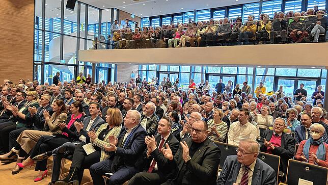 Rund 300 Besucher waren zum Uhldinger Neujahrsempfang in den Welterbesaal gekommen, rund 40 verfolgten die Veranstaltung im Stehen, weil ...