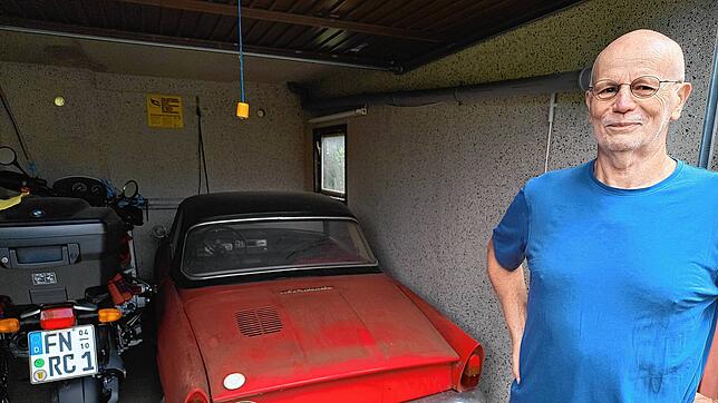 Rainer Schall vor seinem NSU Wankel-Spider. Das rare Auto ist nicht mehr fahrfähig. Aber der Markdorfer würde es eines Tages gerne ...