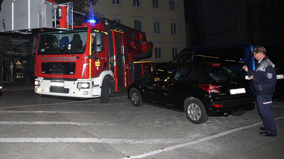 Sperrflächen sind absoltes Tabu: Auf dem Stephansplatz versperrten wieder falsch parkende Autos der Feuerwehr die Zufahrt zur ...