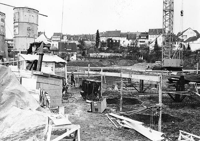 Ein Foto von den Anfängen, als es mit dem Bau losging. Im Hintergrund ist die Stockacher Oberstadt zu sehen.