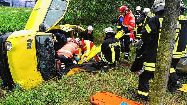 Im Ernstfall kommt es bei der Bergung von Verunglückten auf jede Sekunde an – hier: eine Übung der Feuerwehr Murg. Schaulustige ...