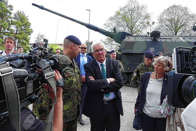 Der Kommandeur des Artilleriebataillons 295, Oberstleutnant Kevin Freudenberger, mit Ministerpräsident Kretschmann und MdL Andrea ...