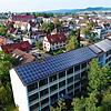 Unser Blick zeigt die PV-Anlage eines externen Anbieters auf der alten Realschule. Das Gebäude soll nach Fertigstellung des Neubaus ...