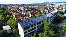 Unser Blick zeigt die PV-Anlage eines externen Anbieters auf der alten Realschule. Das Gebäude soll nach Fertigstellung des Neubaus ...