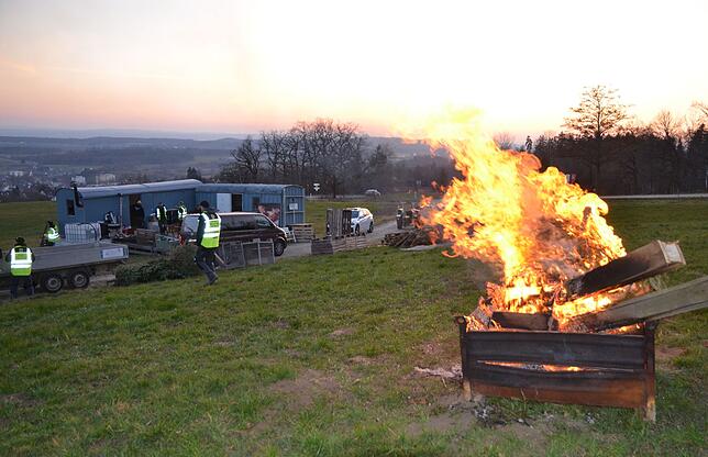 Bild 9: Erste Bilder vom Funken-Aufbau auf der Markdorfer Panzerwiese – So entsteht das Spektakel!