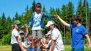 Höhenflug beim gemeinsamen Sport-Spiel-Spaß im Waldstadion beim Kinderferiencamp, das erstmals in den Pfingstferien stattfand. Das ...