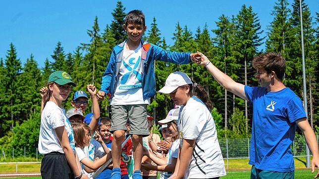 Höhenflug beim gemeinsamen Sport-Spiel-Spaß im Waldstadion beim Kinderferiencamp, das erstmals in den Pfingstferien stattfand. Das ...