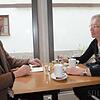 Erika Streif, Sprecherin der "Markdorfer Malerinnen und Maler" mit Südkurier-Mitarbeiter Jörg Büsche. Bild: Jörg Büsche