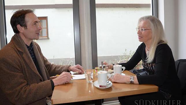 Erika Streif, Sprecherin der "Markdorfer Malerinnen und Maler" mit Südkurier-Mitarbeiter Jörg Büsche. Bild: Jörg Büsche