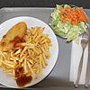 Was kommt denn heute auf den Tisch? Hähnchenkrosties mit Pommes und Salat.