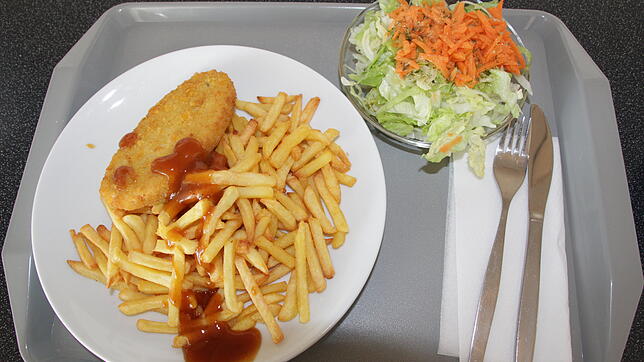 Was kommt denn heute auf den Tisch? Hähnchenkrosties mit Pommes und Salat.