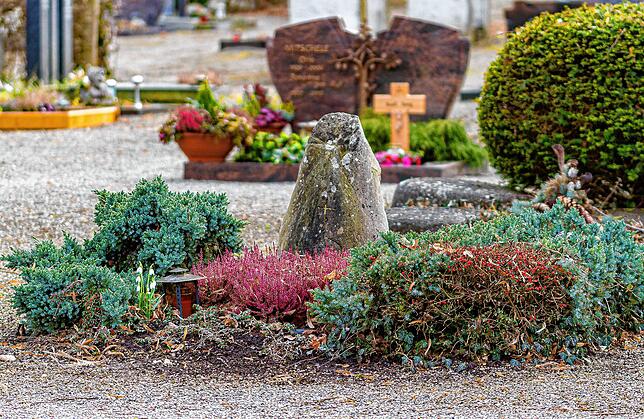 Das Grab des Faschistenführers Jacques Doriot auf dem Mengener Friedhof hat den Status als Kriegsgrab und wird deshalb bis heute von der ...