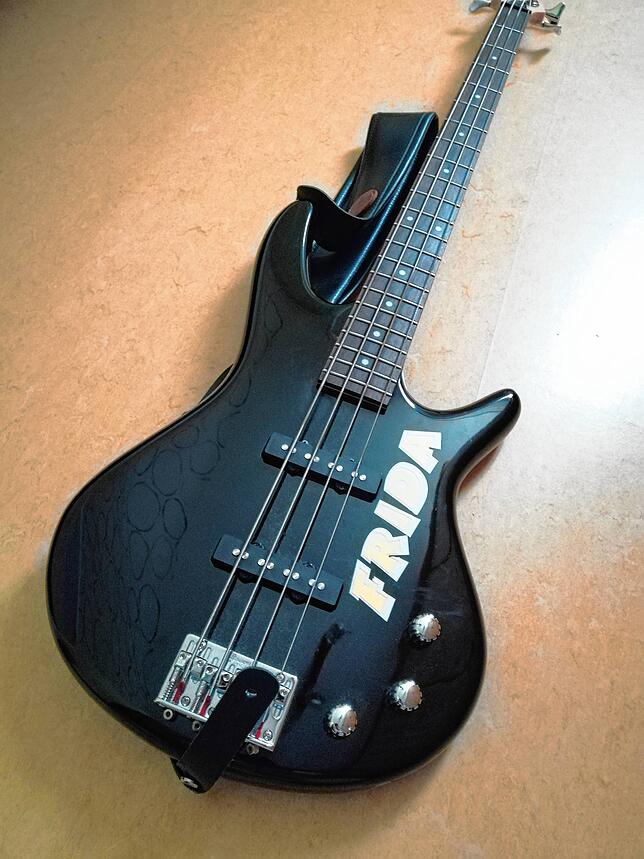 E-Bass Frida hat Börsig im Rahmen ihres Praktikums beschriftet. Auch das machen Maler und Lackierer.