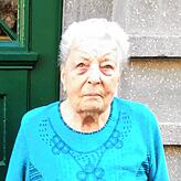 Die fast hundertjährige Ottilie Fuchs vor dem Hauseingang Hindenburgstraße 10, vor dem sich der Stolperstein für Karl-Egon Fuchs befindet.