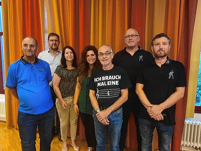 Sie halten der Bürger- und Narrenzunft Tiengen seit zehn Jahren die Treue (von links): Karl-Heinz Kessler, Martina Rombach, Tatjana ...