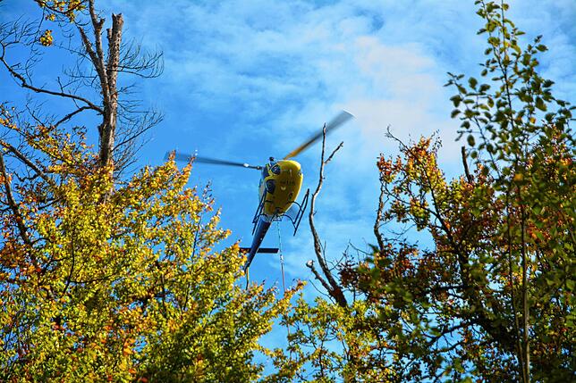 Nachdem der Nebel sich verzogen hatte, konnte der Hubschrauber bei blauem Himmel in den Einsatz fliegen.