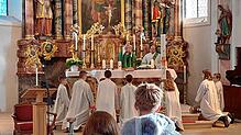 Gemeinsam zelebrieren Dekan Stefan Schmid (links) und Diakon Michael Adelbert den feierlichen Gottesdienst zur Erinnerung an Pfarrer ...