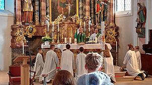 Gemeinsam zelebrieren Dekan Stefan Schmid (links) und Diakon Michael Adelbert den feierlichen Gottesdienst zur Erinnerung an Pfarrer ...