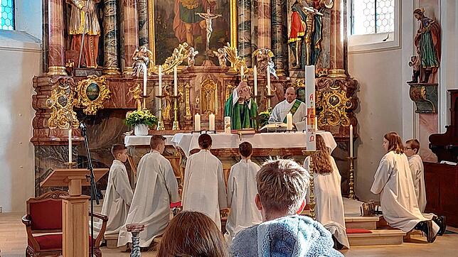 Gemeinsam zelebrieren Dekan Stefan Schmid (links) und Diakon Michael Adelbert den feierlichen Gottesdienst zur Erinnerung an Pfarrer ...
