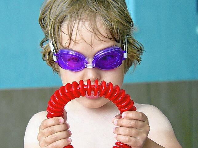 Schwimmbrille auf und ab ins Wasser: Ein Mädchen macht einen Eingewöhnungskurs, bevor der eigentliche Schwimmkurs beginnt. (Archivbild)
