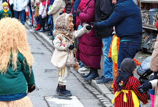 Bild 16: Kinderumzug beim Jubiläumstreffen der Hexen in Donaueschingen vor großem Volk