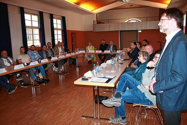 Der stellvertretende Pfarreiökonom Johannes Graumann als Referent in der Bürgermeisterrunde