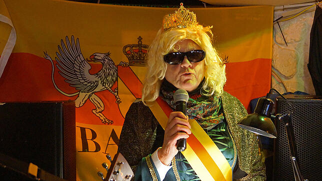 Im Anusch’s Pub zog Karl-Heinz Saum vom Wirtshaus zum Gundele als badische Schönheitskönigin vom Leder.