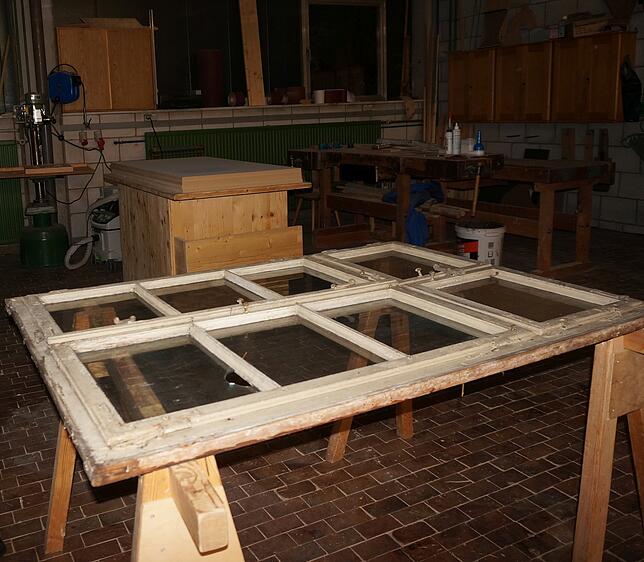 Kleine Reparaturen: Dieses Fenster eines städtischen Gebäudes wird im Baubetriebshof auf Vordermann gebracht.