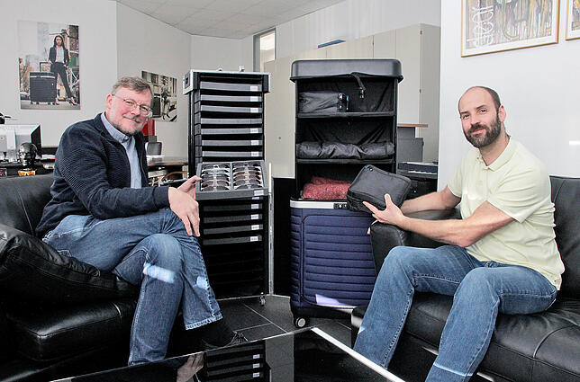 Günter Libuda (links) und Matthias Koch zeigen ihre beiden international patentierten Kofferlösungen. Links im Hintergrund steht der ...