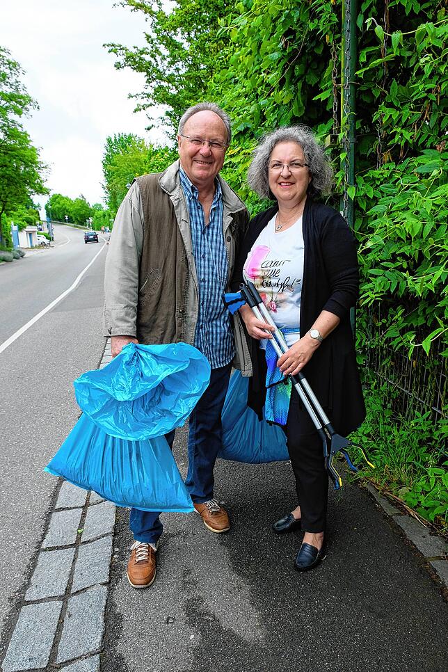 Bis zum Mittag sind die Säcke halbvoll. Vor allem Flaschen, Kippen und Plastikreste habe Erwin Filzinger und Rita Koch gesammelt.