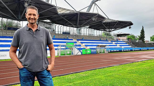 Klaus Segelbacher, stellvertretender Vorsitzender des VfB Friedrichshafen, holt immer wieder hochkarätige Mannschaften nach ...