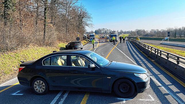 Die Unfallstelle: Hier rechts knickt die B33 alt in die Neubautrasse Richtung Tunnel Waldsiedlung ab, links hinten mündet die alte ...