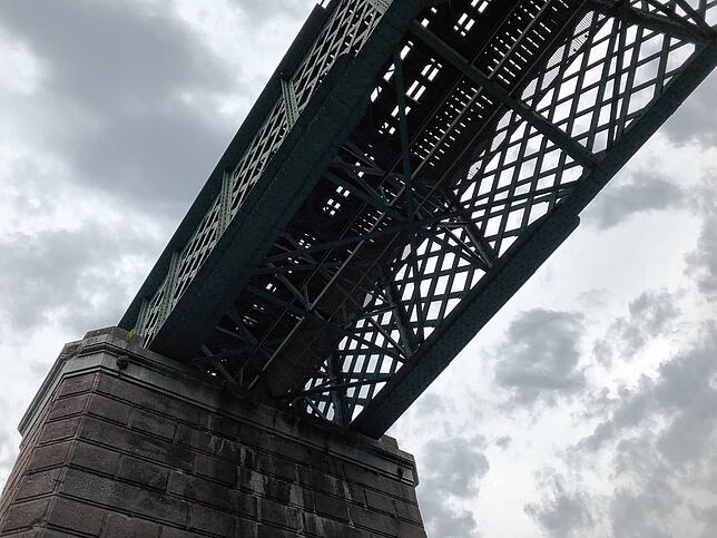 Die Eisenbahnbrücke zwischen Waldshut und Koblenz von unten. Der 164 Jahre Übergang in die Schweiz muss umfassend saniert werden. ...