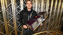 Pyrotechniker Stefan Burgenmeister von B.Light Veranstaltungen mit einer Feuerwerks-Batterie, einem Verbundfeuerwerk, das einmal ...