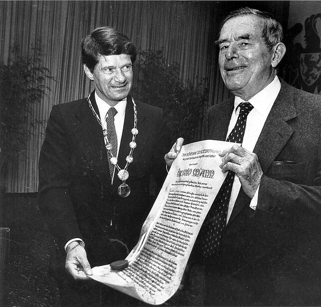 1987 die Verleihung des Bodensee Literaturpreises an Golo Mann (rechts) durch den damaligen Oberbürgermeister von Überlingen, Reinhard ...