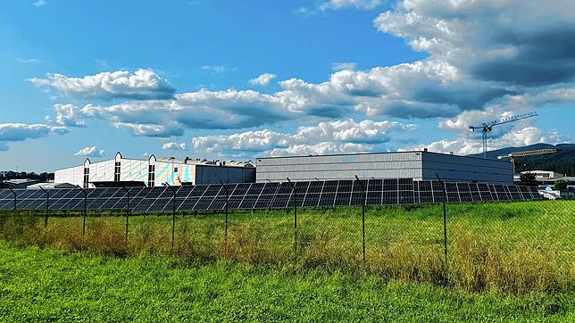 In unmittelbarer Nachbarschaft der Module der Firma Geiger Textil wird der Solarpark der Stadtwerke Bad Säckingen entstehen.