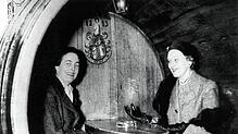 Margaret Kelly (rechts im Bild), die Mutter der Schauspielerin Grace Kelly, besucht 1958 mit einer Freundin Schloss Helmsdorf in ...