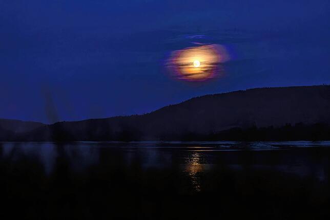 Der Erdbeermond am 10. Juni über dem Schluchsee. Ursprünglich stammt der Begriff aus dem nordamerikanischen Kulturraum. Die indigene ...