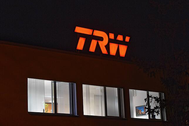 Das Logo des US-Zulieferer TRW Automotive leuchtet am 2015 an einer Fassade. In dem Jahr wurde TRW von ZF übernommen – und das ...