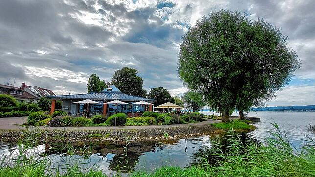 Kann ein Restaurant schöner liegen? Der Seegarten in Allensbach, hier aufgenommen von der Wiese vor der Seebühne.