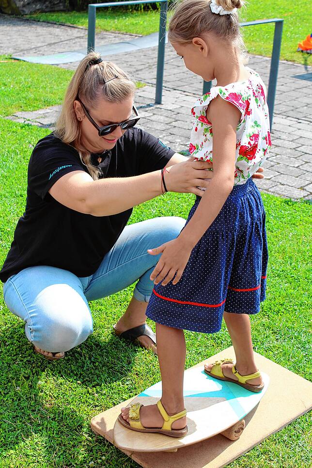 Carolin Weigelt aus Schwäbisch-Gmünd unterweist eine junge Kundin in der Kunst des Balance Boards.